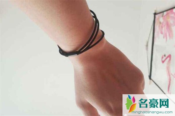 男生戴小皮筋什么意思 女生为什么要给男生戴小皮筋