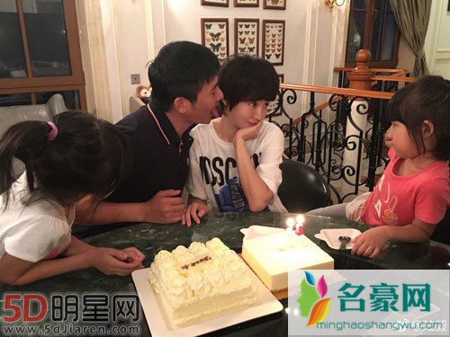 陆毅晒照为妻子庆生 一家四口满屏大长腿