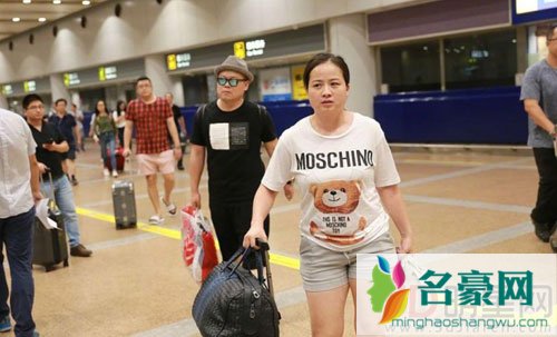 岳云鹏与妻子同框现身机场 妻子霸气回争议