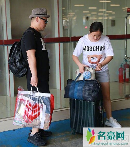 岳云鹏与妻子同框现身机场 妻子霸气回争议