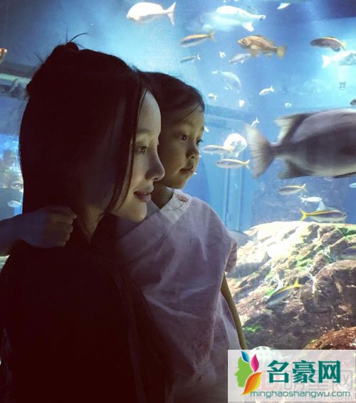 李小璐和爸爸女儿一同旅游 甜馨还真易黑