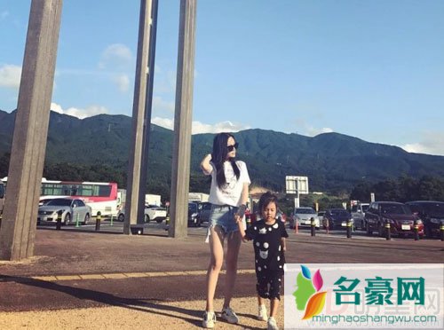 李小璐和爸爸女儿一同旅游 甜馨还真易黑