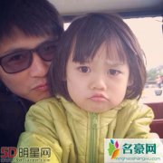 韩寒儿女罕见同框露面 小野长发乖巧可爱