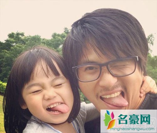 韩寒儿女罕见同框露面 小野长发乖巧可爱