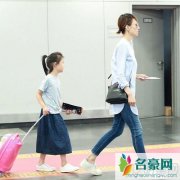 袁泉女儿气质温婉 与妈妈现身机场打扮简单