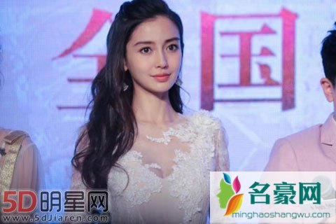 杨颖录《奔跑吧》跌倒受伤 黄晓明冲到现场怒斥节目组