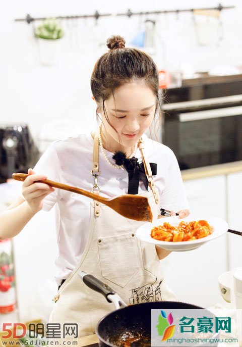 靳梦佳一人兼三职受张亮黄晓明点赞 洗碗洗出职业病