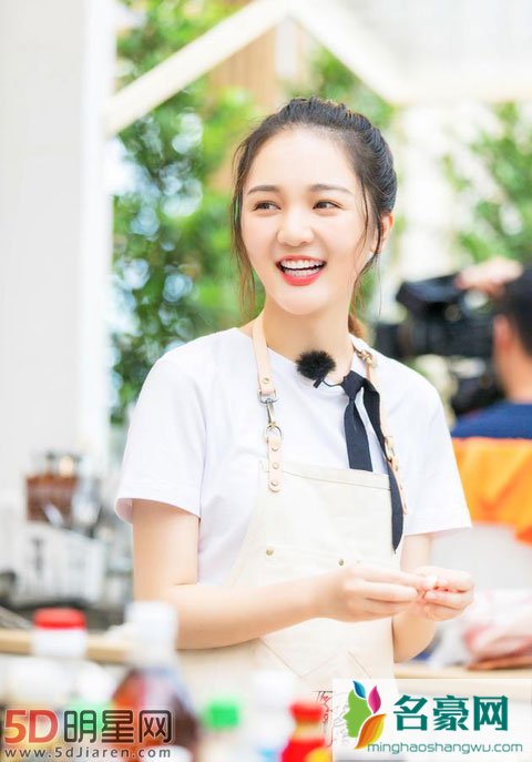 靳梦佳一人兼三职受张亮黄晓明点赞 洗碗洗出职业病