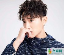 于小彤恋情疑曝光 于小彤携手新女友搭地铁这是与