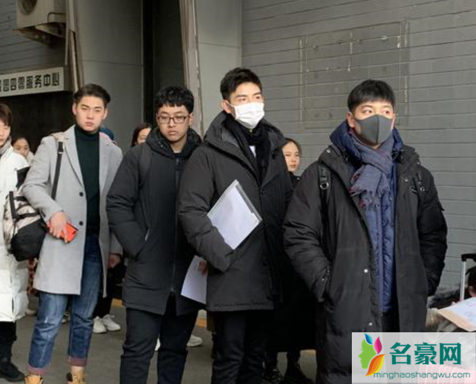 陈飞宇低调帅气现身北电