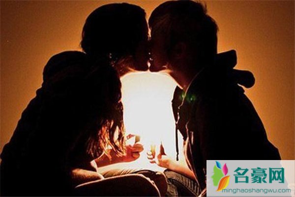 接吻时女生手放在哪里比较好 女生主动吻男生好吗