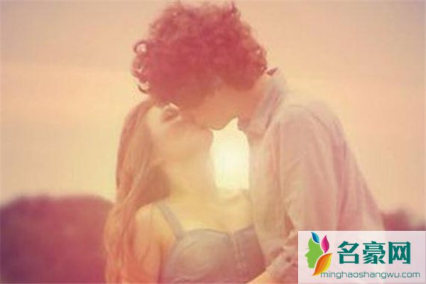 接吻时女生手放在哪里比较好 女生主动吻男生好吗