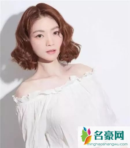 脸大适合什么烫发发型_脸大的女生适合的卷发齐肩烫发发型图片7