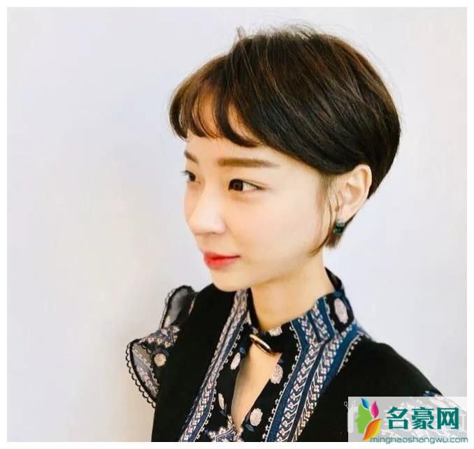 名豪网女发型图片_最美的减龄女生超短发发型图片35