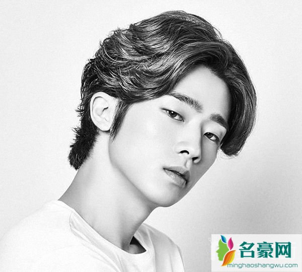 名豪网男士发型_潮男发型短发_两边剃光的最帅气发型图片9
