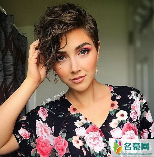 国外女生短发发型_2019最流行短发发型女款潮女发型图片17