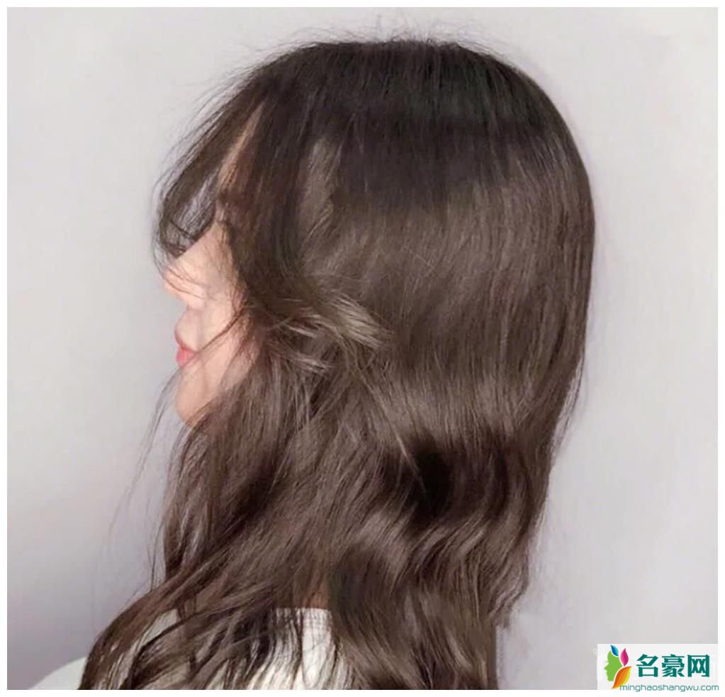 女生夏季流行发型：中长半头烫发