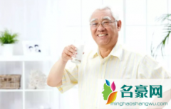 老人可以把奶粉和在粥中么 老年人喝什么奶粉好