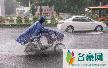 夏季下暴雨飞机是延误还是取消3