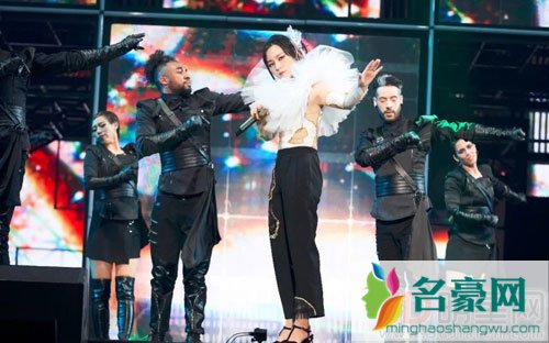 周笔畅被疑亲男舞伴 官方澄清是借位