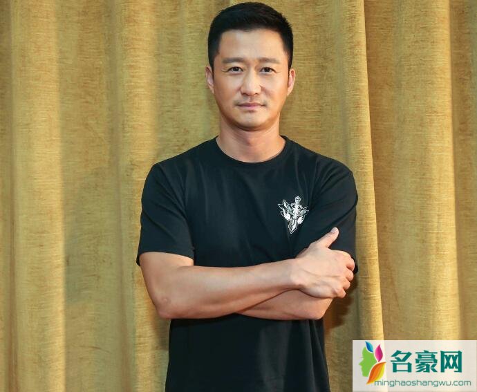 吴京坐轮椅现身