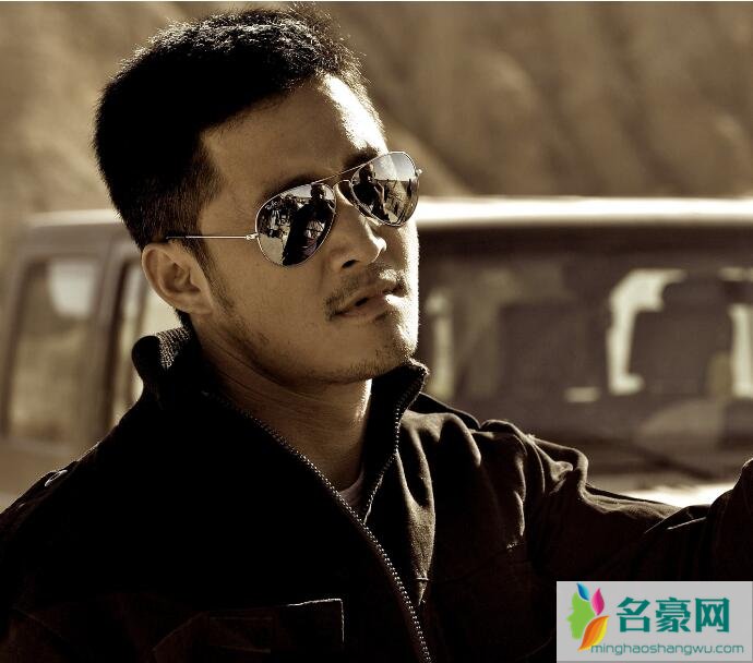 吴京坐轮椅现身