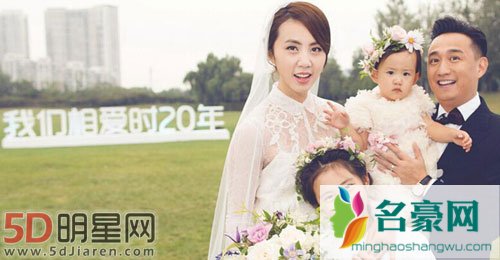 黄磊带小儿子露面 一家人现身迪士尼