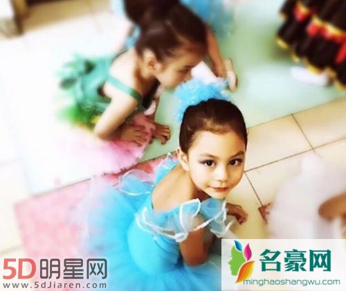 刘烨女儿芭蕾舞照片 网友大赞霓娜惊艳