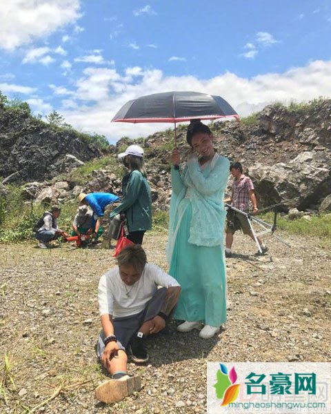 林允荧屏首秀颜值获赞 敬业实地摔倒