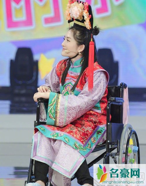 谁说谢娜不敬业 旧伤复发还坚持录快本