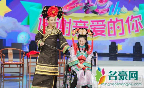 谁说谢娜不敬业 旧伤复发还坚持录快本