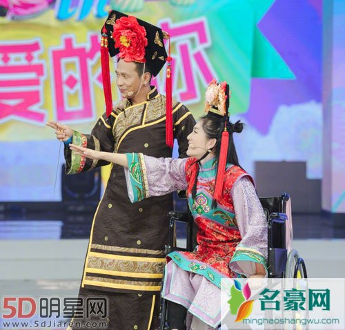 谁说谢娜不敬业 旧伤复发还坚持录快本