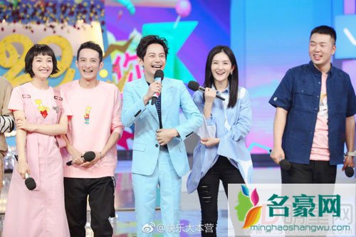 谁说谢娜不敬业 旧伤复发还坚持录快本
