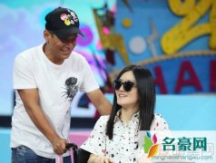 谁说谢娜不敬业 旧伤复发还坚持录快本