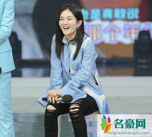 谁说谢娜不敬业 旧伤复发还坚持录快本
