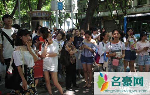 王俊凯高考老师夹道送考 仍有不理智粉丝堵截