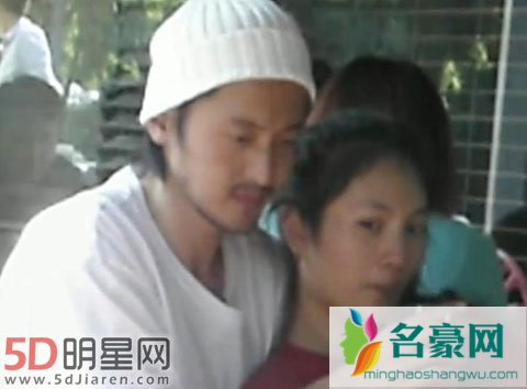 王传君与女友旁若无人玩亲亲 遭曝光回复下次拍好点
