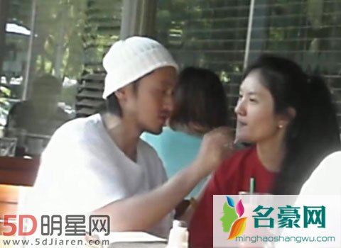 王传君与女友旁若无人玩亲亲 遭曝光回复下次拍好点