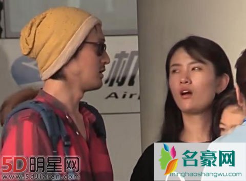 王传君与女友旁若无人玩亲亲 遭曝光回复下次拍好点