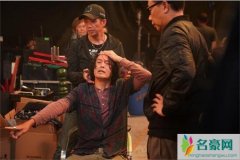 周润发拍戏时受伤缝了5针  假戏真做影帝的坚持感动