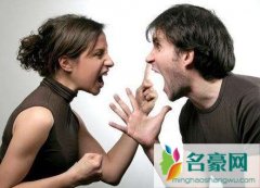 夫妻之间挥刀相向，起因竟然是妻子的一个屁