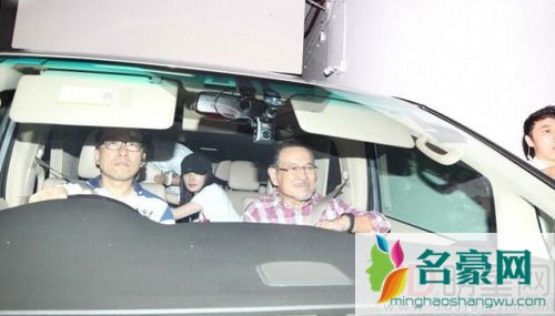 杨幂为小糯米庆生被围 见媒体拍照忙遮挡
