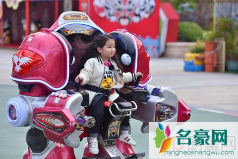 董力当奶爸带鲫鱼兄弟 阿拉蕾助力开启飙歌模式