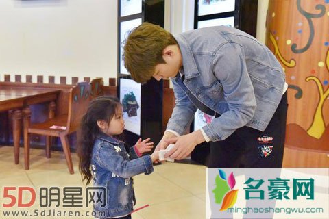 董力当奶爸带鲫鱼兄弟 阿拉蕾助力开启飙歌模式