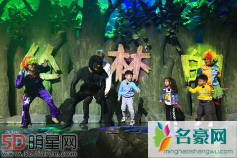董力当奶爸带鲫鱼兄弟 阿拉蕾助力开启飙歌模式