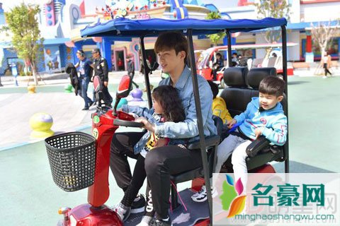 董力当奶爸带鲫鱼兄弟 阿拉蕾助力开启飙歌模式