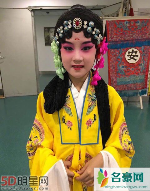 陆毅女儿贝儿变身花旦专业范 田亮女儿森蝶船上放飞自我