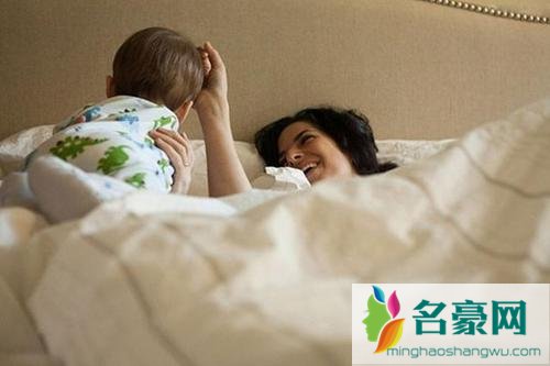 小夫妻生了孩子谁带适合 带小孩的技巧