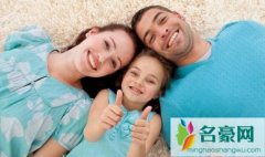小夫妻生了孩子谁带适合，未婚生子违法吗