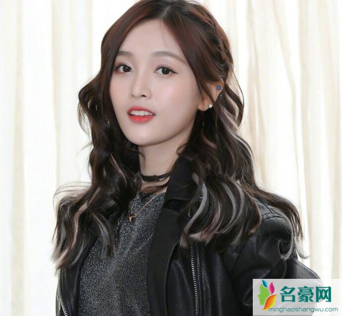 吴宣仪被私生饭劫走行李